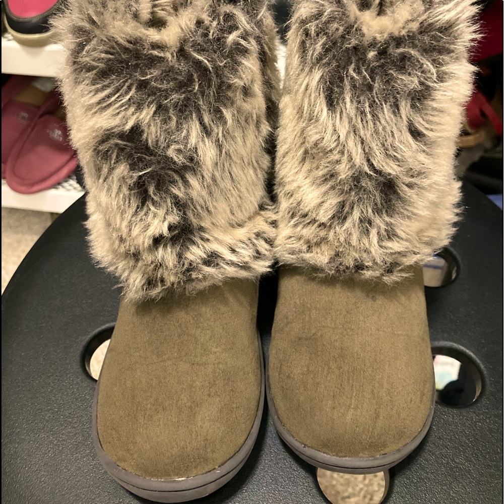 Carter’s toddler size 9 fur boots